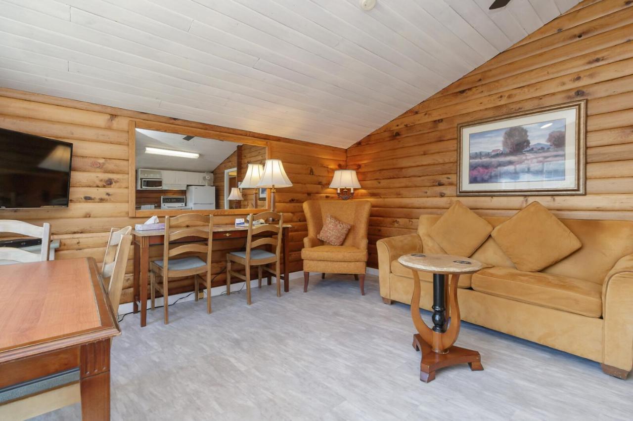 The Cedarwood Inn & Suites Sidney Kültér fotó