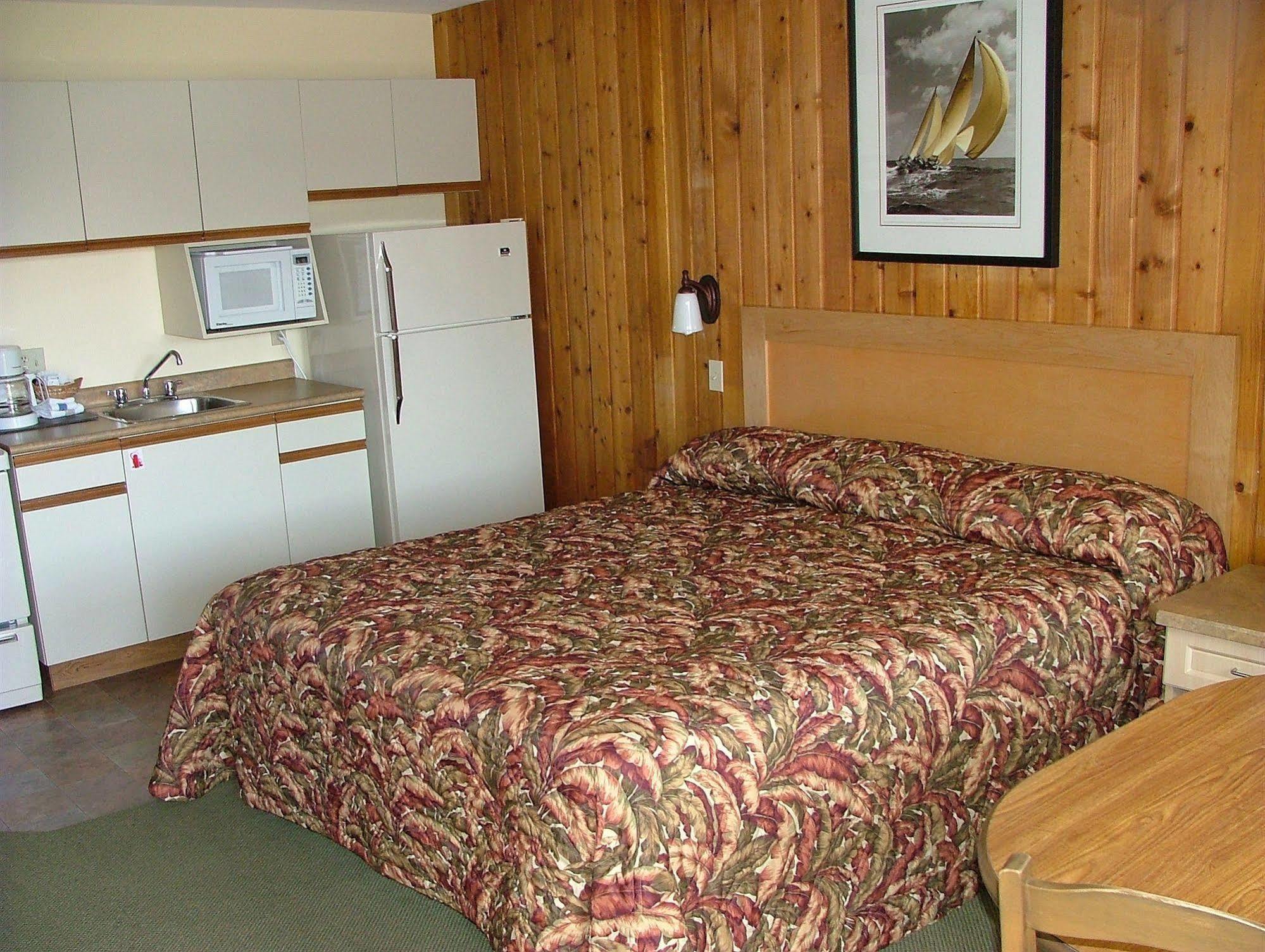 The Cedarwood Inn & Suites Sidney Kültér fotó