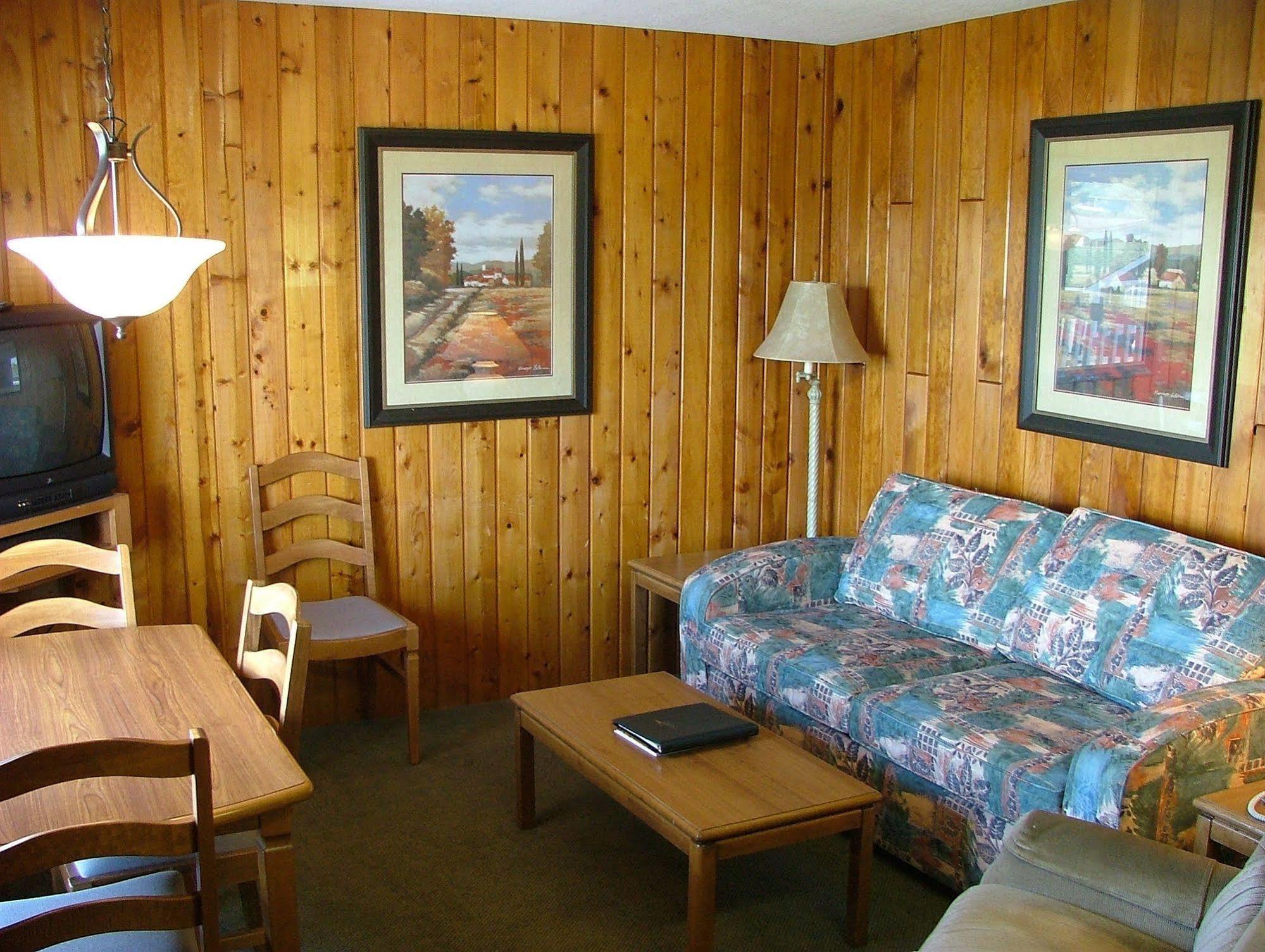 The Cedarwood Inn & Suites Sidney Kültér fotó