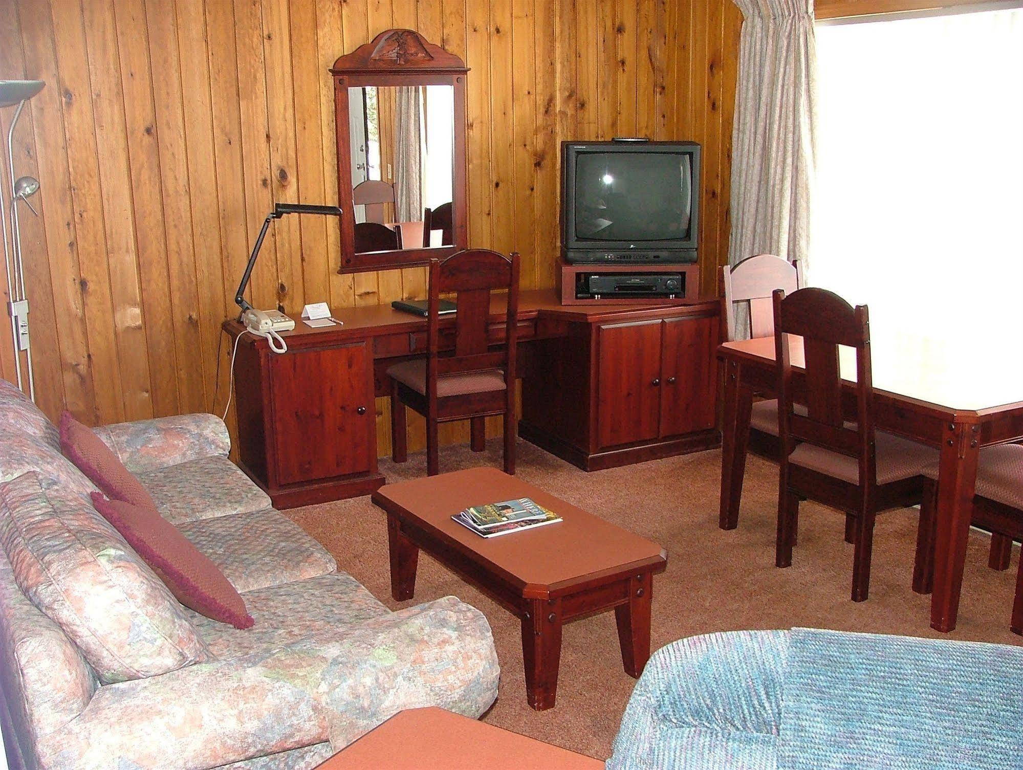 The Cedarwood Inn & Suites Sidney Kültér fotó