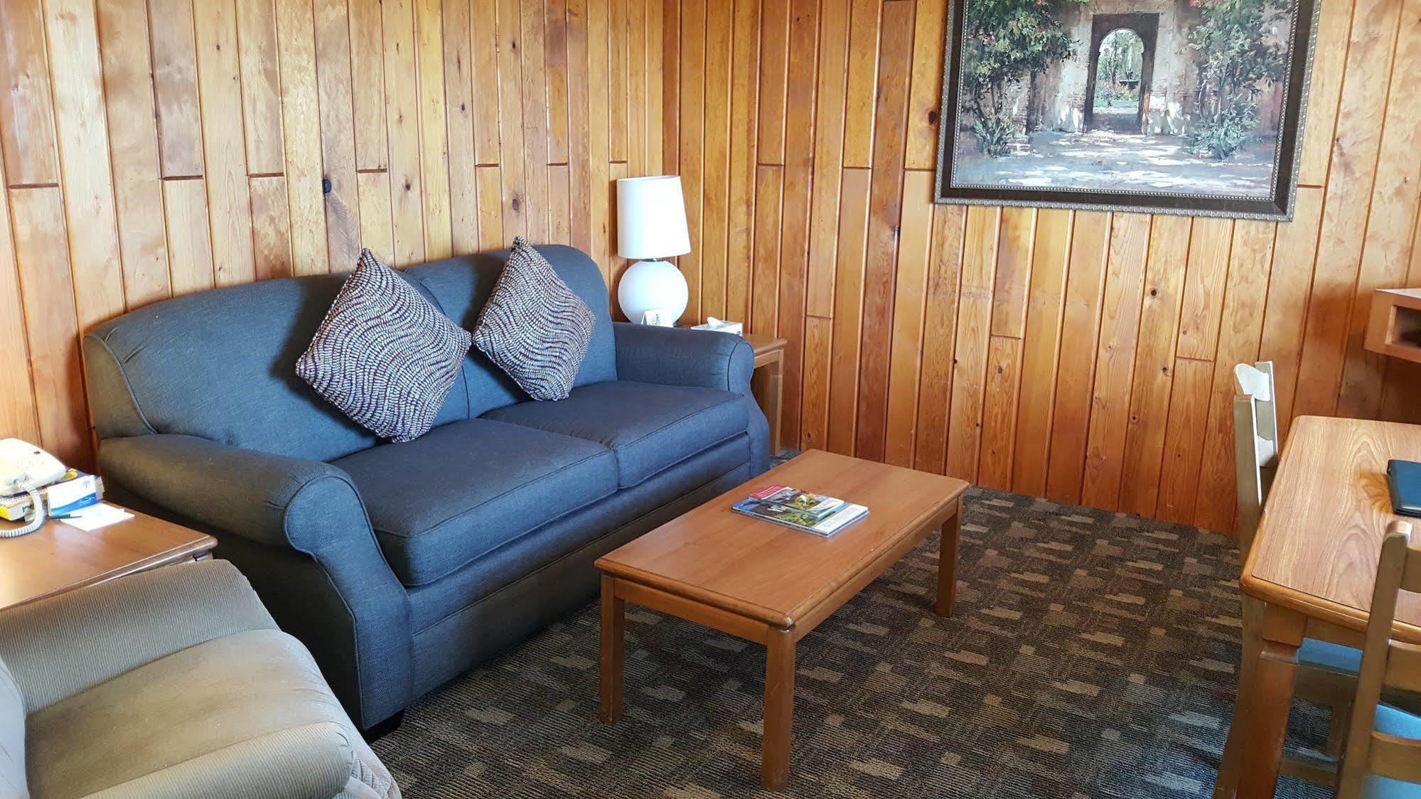 The Cedarwood Inn & Suites Sidney Kültér fotó